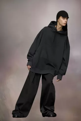 kapuzensweatshirt mit umgekehrtem logo 2 330x496 - Kapuzensweatshirt mit umgekehrtem Logo