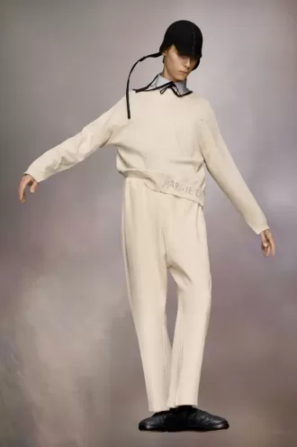 sweatshirt mit handgeschriebenem logo 2 1 330x496 - Sweatshirt mit handgeschriebenem Logo